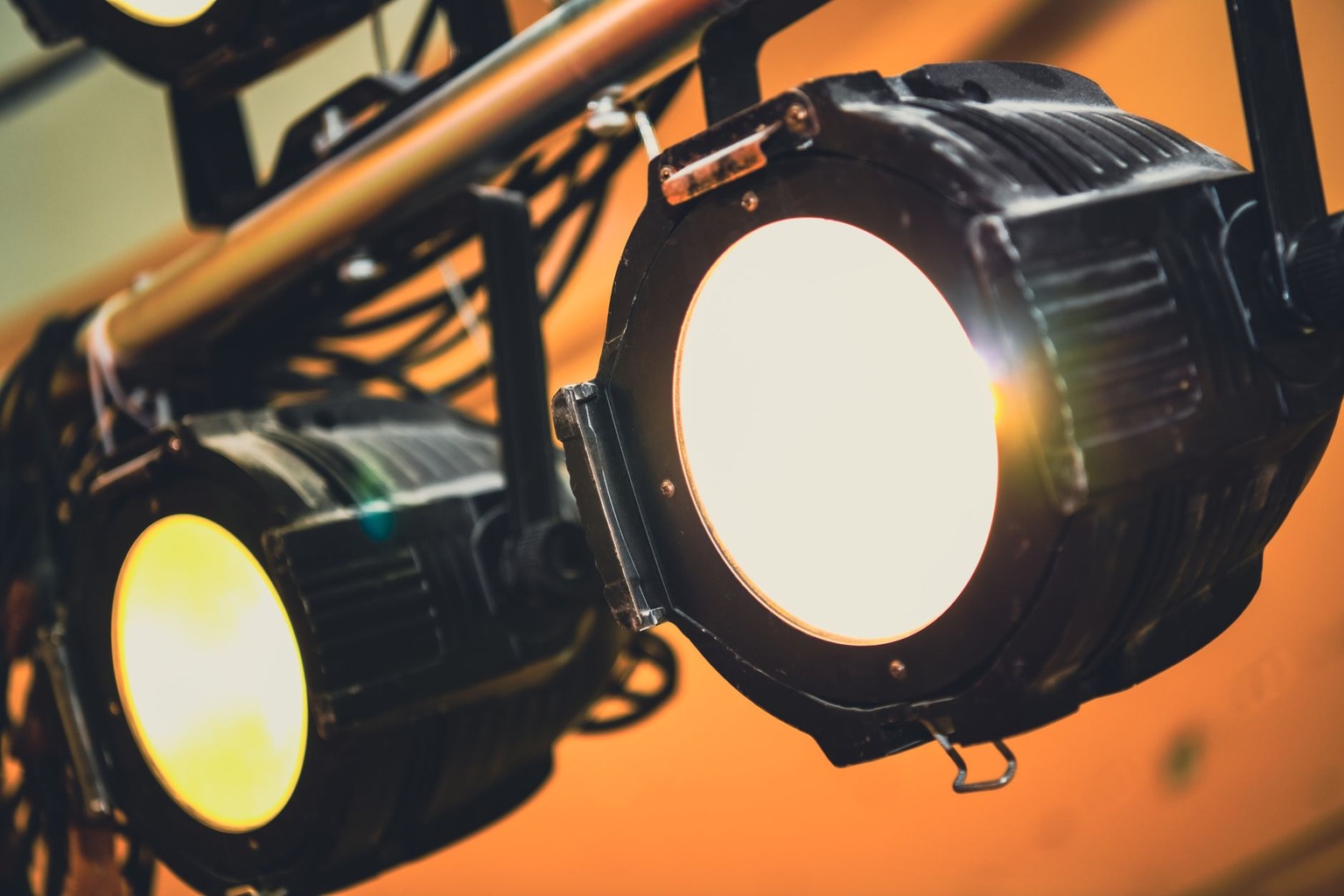 Technik für Events: Mietoptionen für professionelle Bühnenausstattung — Spezialisierte Vermieter für Licht und Medientec
